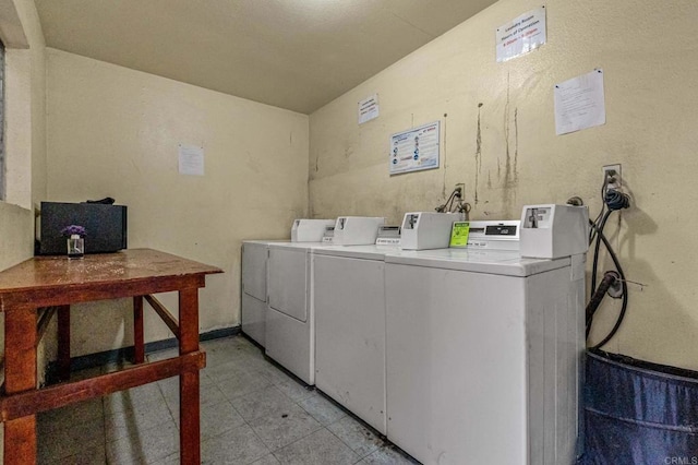 community laundry room featuring light tile patterned floors and independent washer and dryer