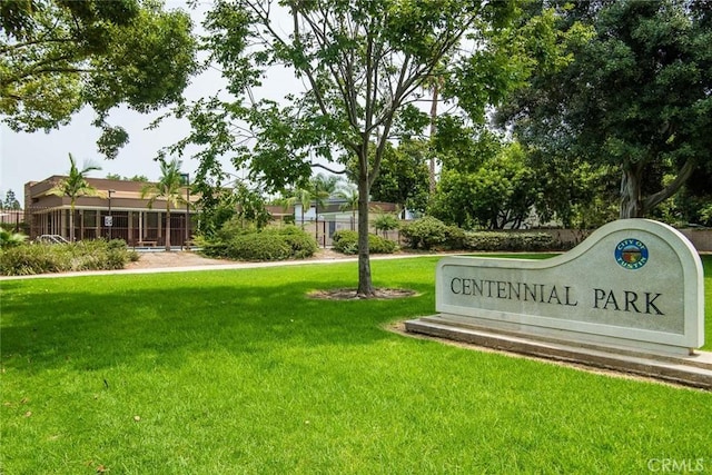 view of property's community featuring a yard