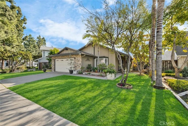 view of front facade featuring a garage, a front lawn, driveway, and fence