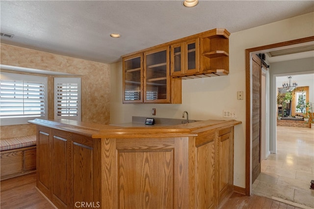 bar featuring visible vents, a sink, recessed lighting, indoor wet bar, and baseboards