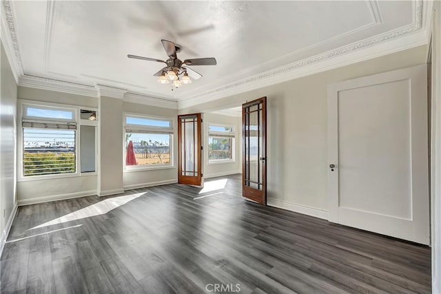 empty room featuring dark wood-style floors, ceiling fan, crown molding, and baseboards