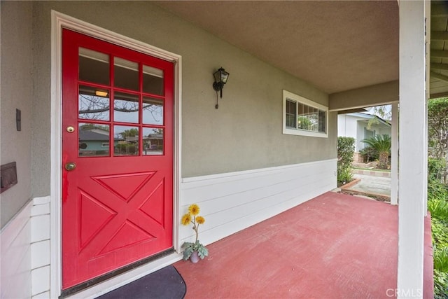 property entrance featuring stucco siding