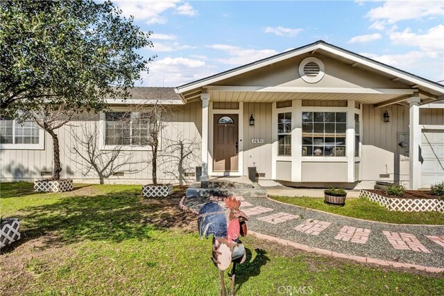 view of front of property featuring a front lawn