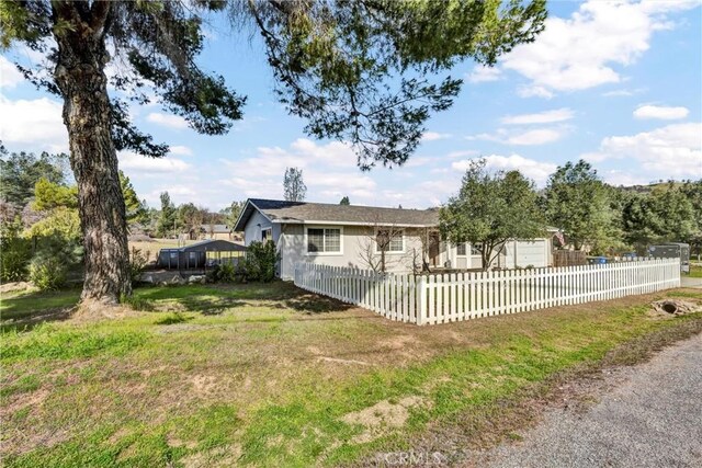 view of front of house featuring a fenced front yard