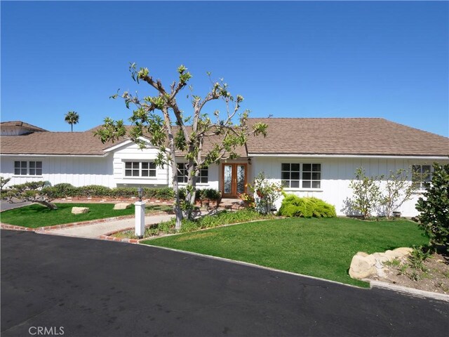 ranch-style home featuring a front lawn