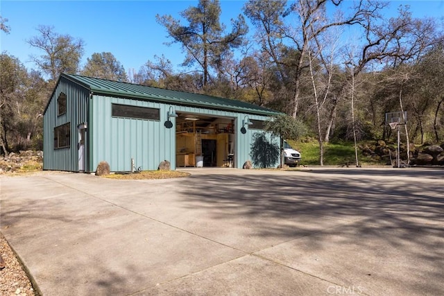 view of outdoor structure with an outbuilding