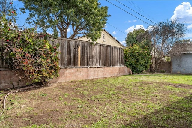 view of yard featuring a fenced backyard