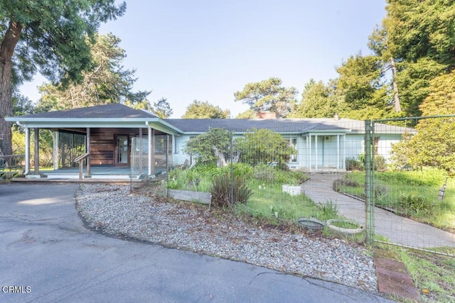 view of front of property featuring driveway