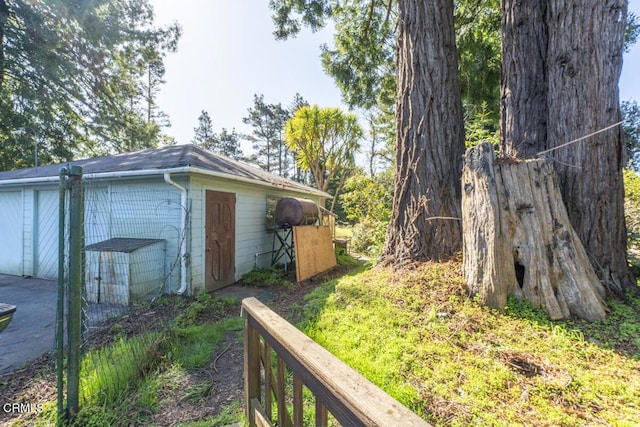 view of yard with a detached garage and an outdoor structure