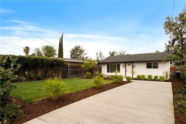 view of front facade featuring a front yard and fence