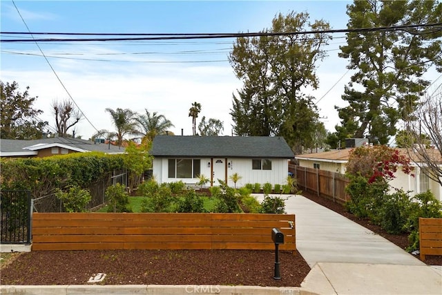 view of front of home with a fenced front yard