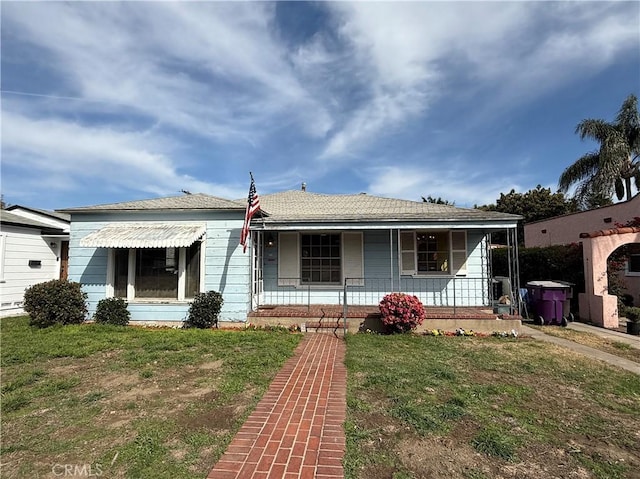 view of front of property featuring a porch and a front lawn