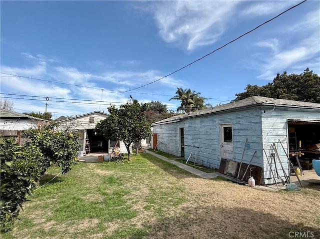 view of yard with an outdoor structure