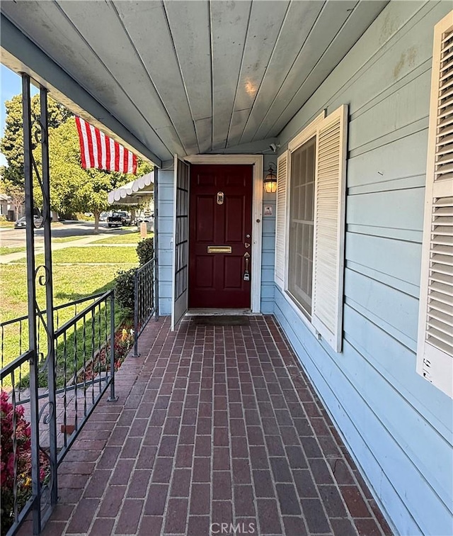 property entrance with covered porch