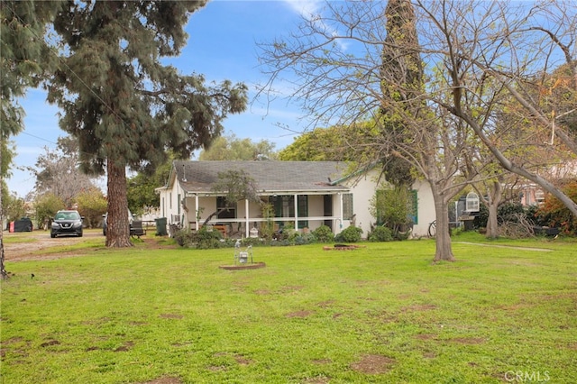 view of front of home with stucco siding and a front yard