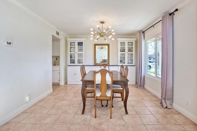 dining area featuring visible vents, a notable chandelier, light tile patterned flooring, crown molding, and baseboards