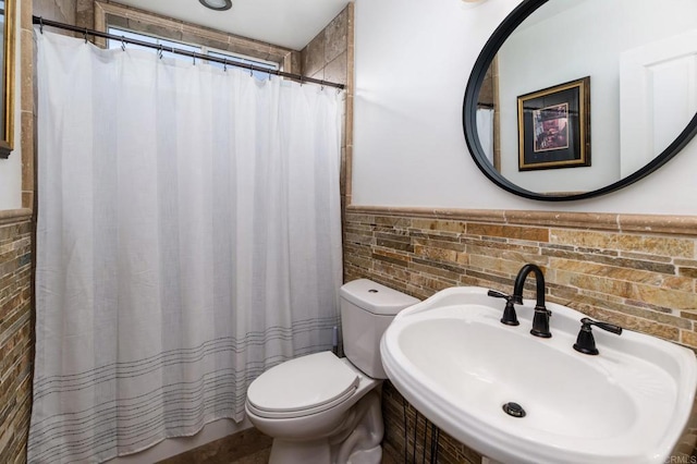 35715 Calle Nopal, Temecula, CA 92592 - full bathroom with tile walls, wainscoting, and curtained shower