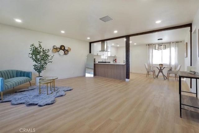 living area with visible vents, recessed lighting, light wood-type flooring, and baseboards