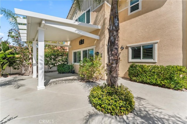 view of exterior entry featuring stucco siding