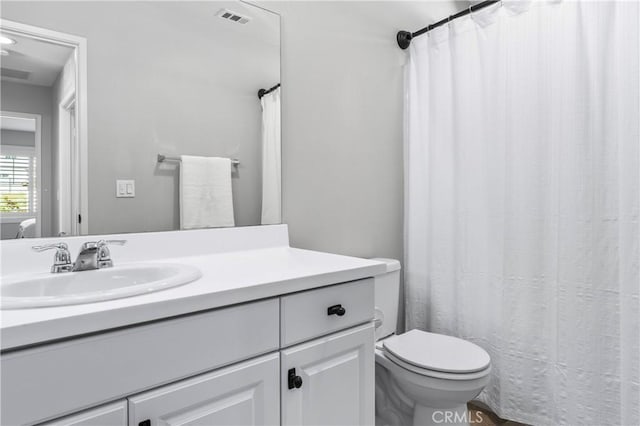 full bathroom with visible vents, toilet, vanity, and a shower with curtain