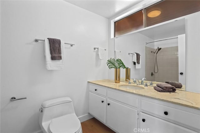 full bathroom with a shower, toilet, vanity, and baseboards