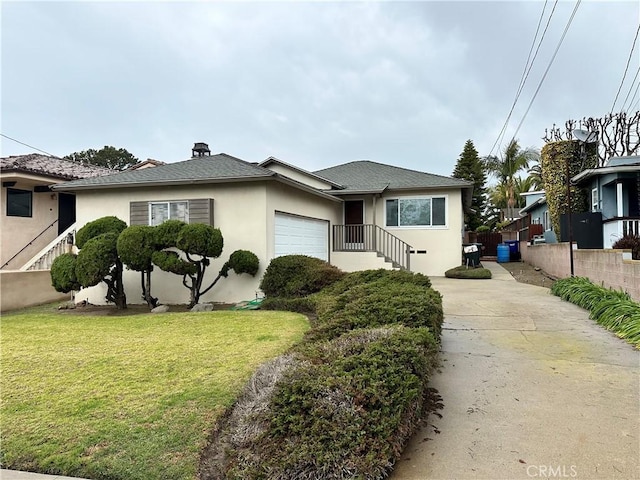 view of front facade featuring a shingled roof, a front lawn, fence, stucco siding, and a garage