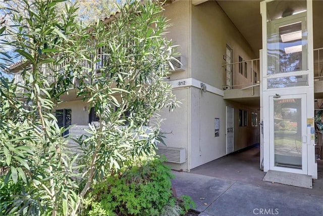 view of exterior entry with stucco siding