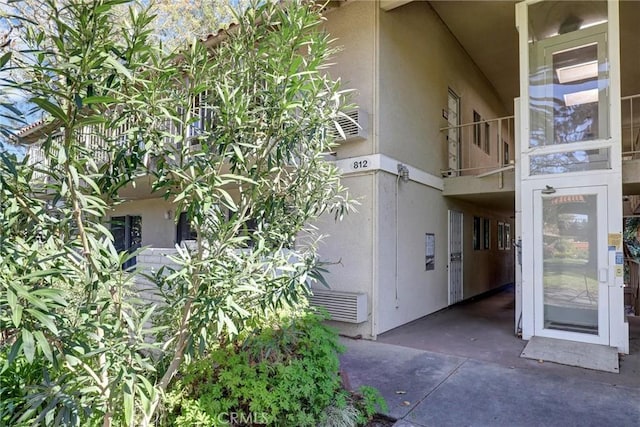 view of exterior entry with stucco siding