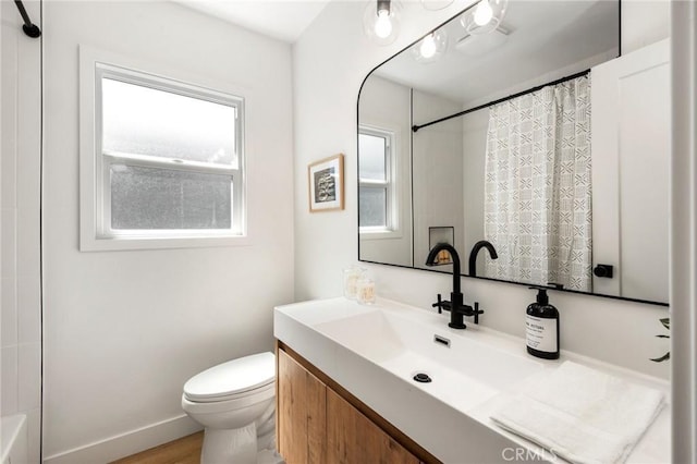 full bath featuring a shower with curtain, toilet, vanity, and baseboards