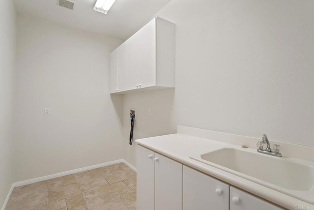 laundry room with visible vents, baseboards, washer hookup, cabinet space, and a sink