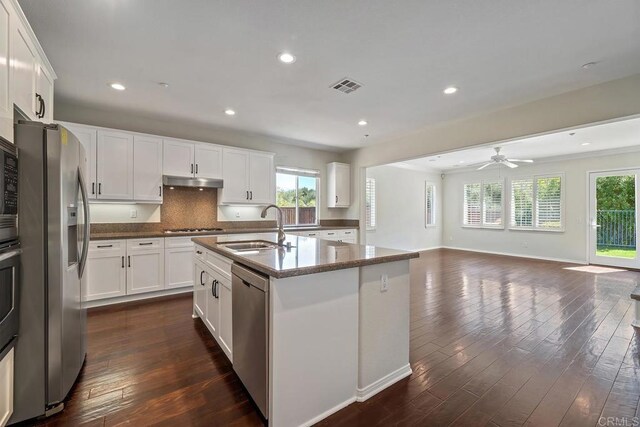 kitchen featuring visible vents, a sink, under cabinet range hood, dark wood-style floors, and appliances with stainless steel finishes