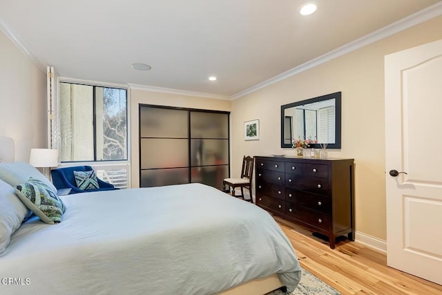 bedroom featuring light wood finished floors, recessed lighting, crown molding, and baseboards