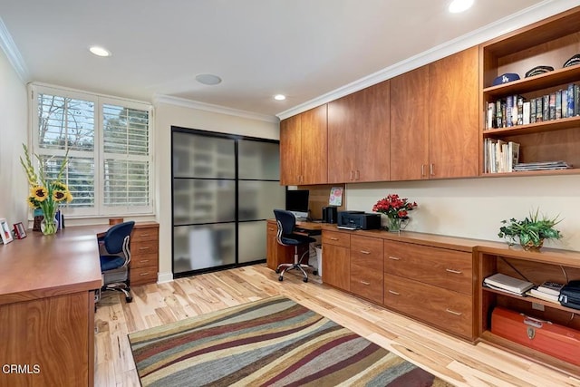 office space featuring ornamental molding, light wood-style floors, recessed lighting, and built in study area