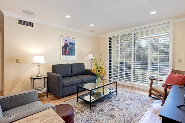 living area featuring wood finished floors, visible vents, recessed lighting, expansive windows, and crown molding