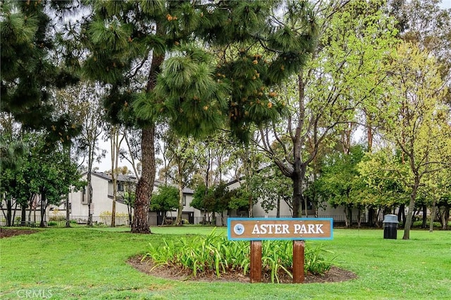 community / neighborhood sign featuring a yard