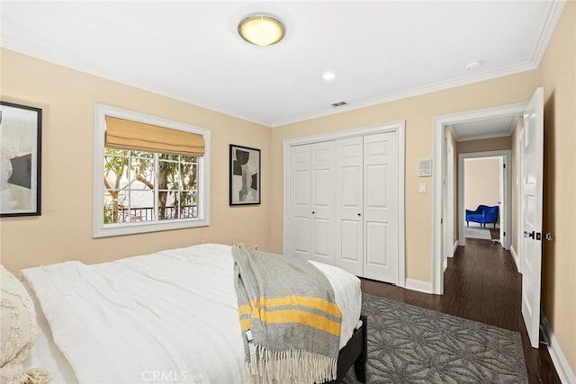 bedroom featuring dark wood finished floors, visible vents, and baseboards