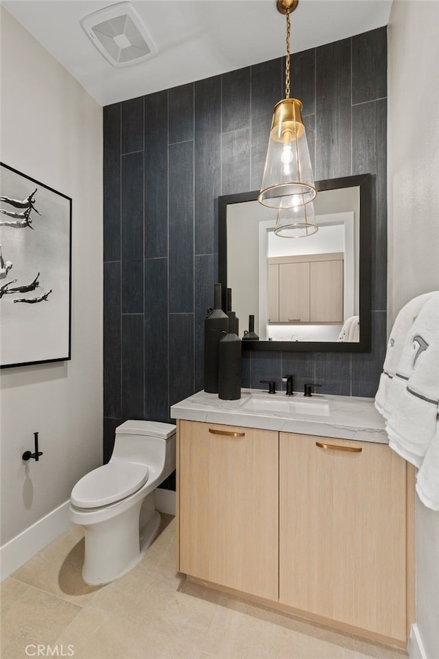 9522 N Andora Ave, Chatsworth, CA 91311 - bathroom featuring vanity, baseboards, backsplash, toilet, and visible vents