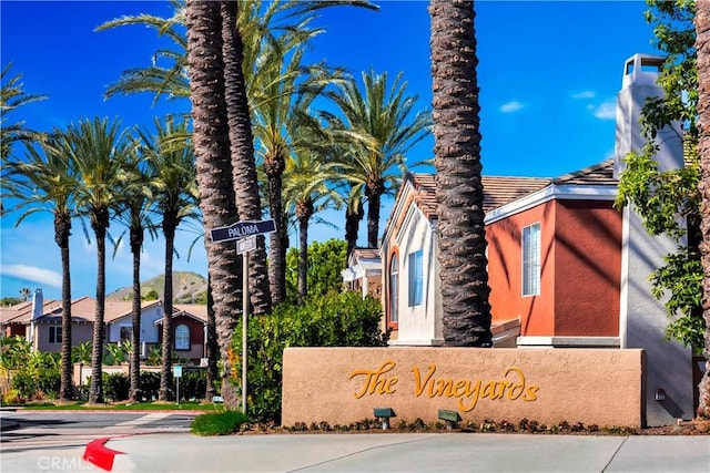 community / neighborhood sign with a residential view