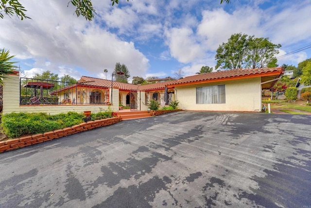 view of front of home featuring stucco siding and a tile roof