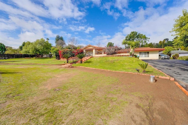 view of yard featuring driveway