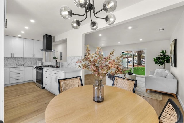 dining room featuring visible vents, recessed lighting, baseboards, and light wood-style floors