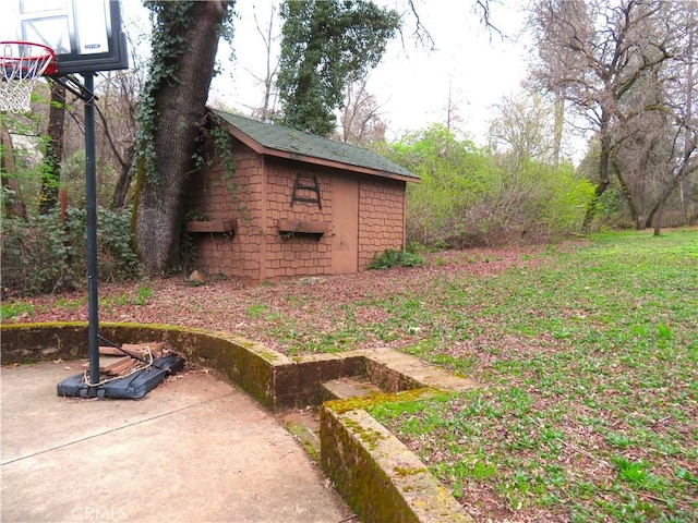 view of yard with an outdoor structure