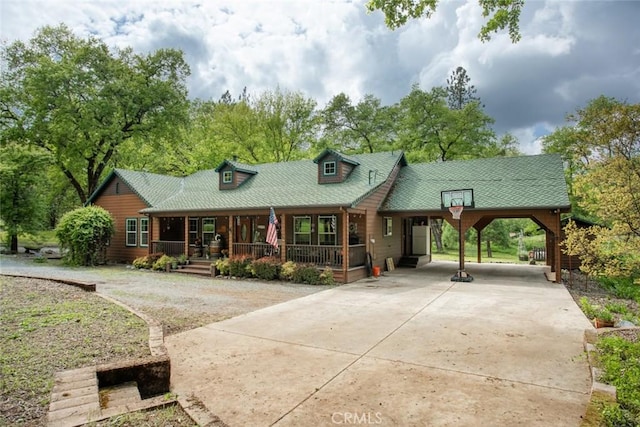 view of front facade featuring a porch and driveway