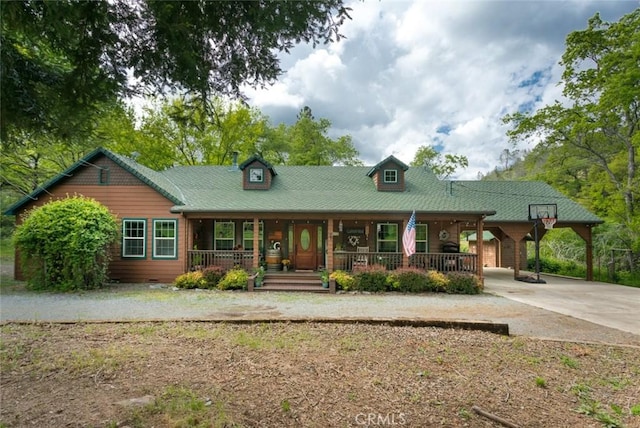 view of front facade featuring crawl space, covered porch, and concrete driveway