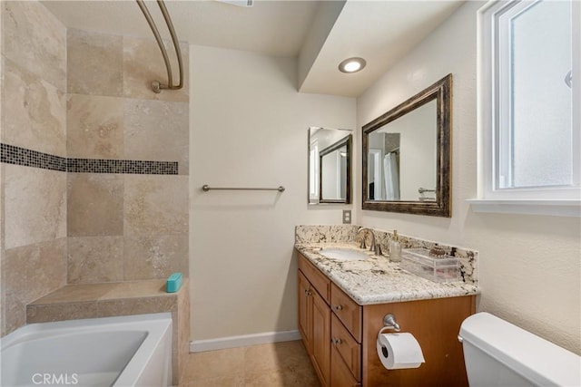 full bathroom featuring baseboards, a washtub, toilet, a shower with shower curtain, and vanity