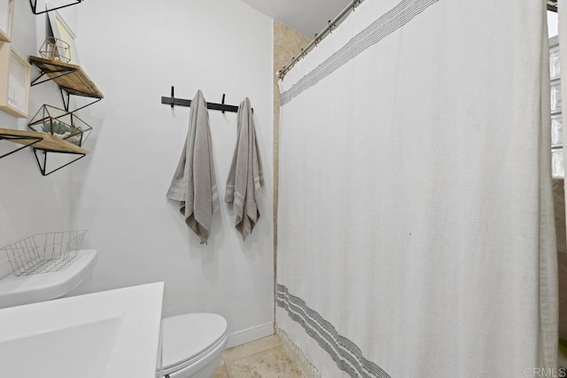 full bath featuring tile patterned flooring, toilet, a shower with shower curtain, and baseboards