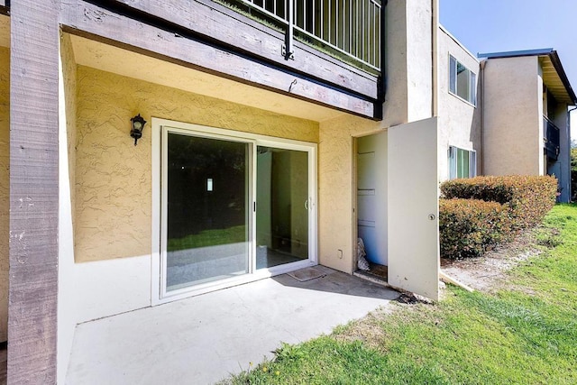 property entrance featuring stucco siding