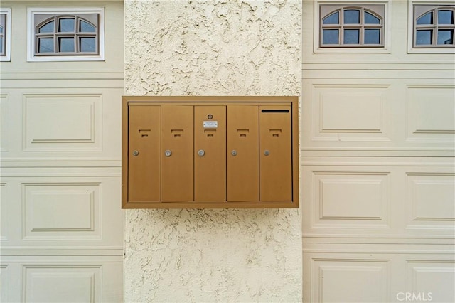 room details featuring mail area