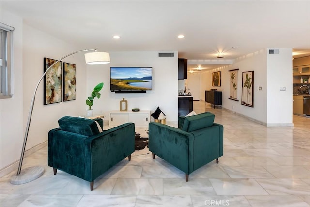 living room featuring recessed lighting, visible vents, and baseboards