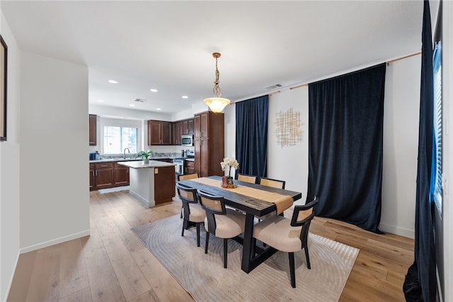 dining space featuring recessed lighting, visible vents, baseboards, and light wood-style floors